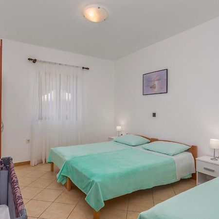 2 Bedroom Beautiful Apartment In Omišalj Exterior foto