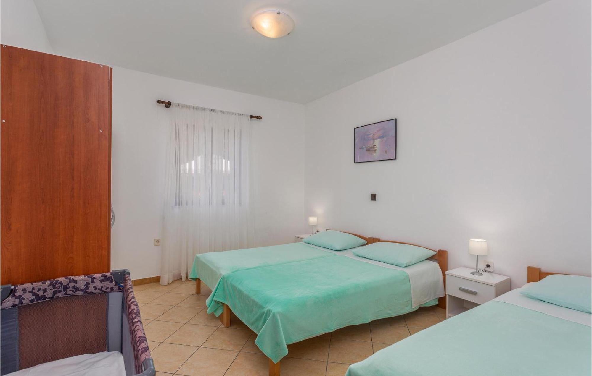 2 Bedroom Beautiful Apartment In Omišalj Exterior foto